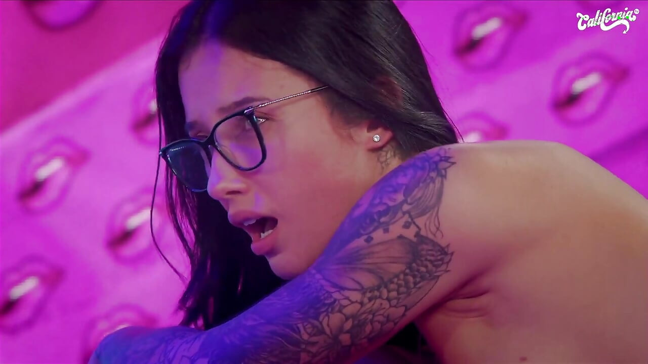 Testing Sex Toys in the Brunette's Pussy and Ass
