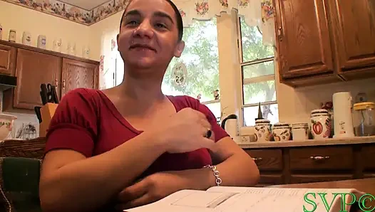 Küçük hamile üvey anne üvey oğluna büyük bir sorunda yardım ediyor