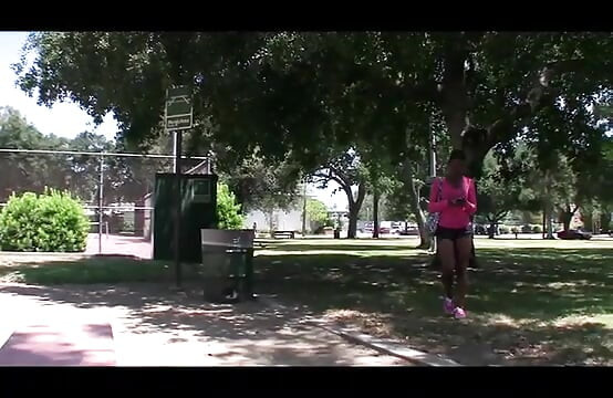 فتاة سوداء مثيرة تمص زب كبير وتتناك في الطيز