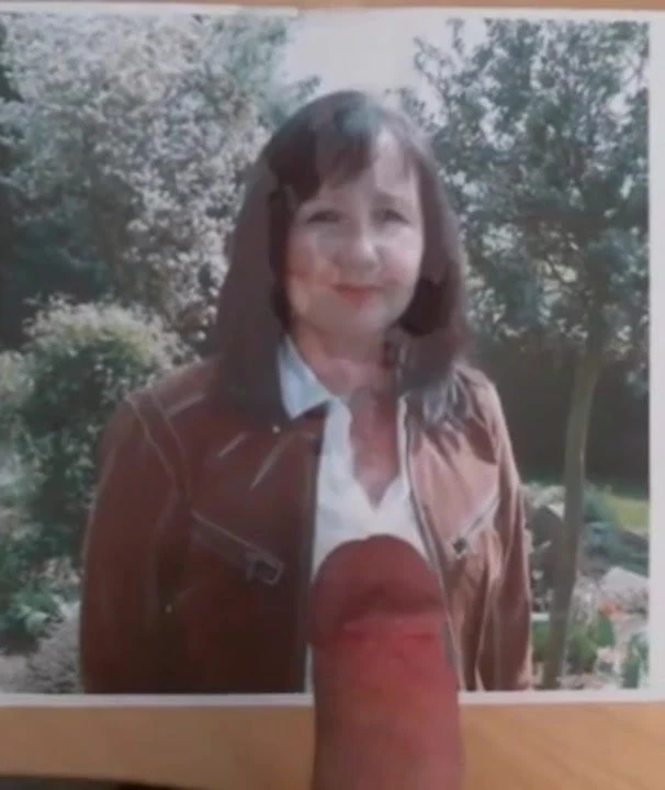 MILF Marion kriegt in die faltige Fresse gespritzt