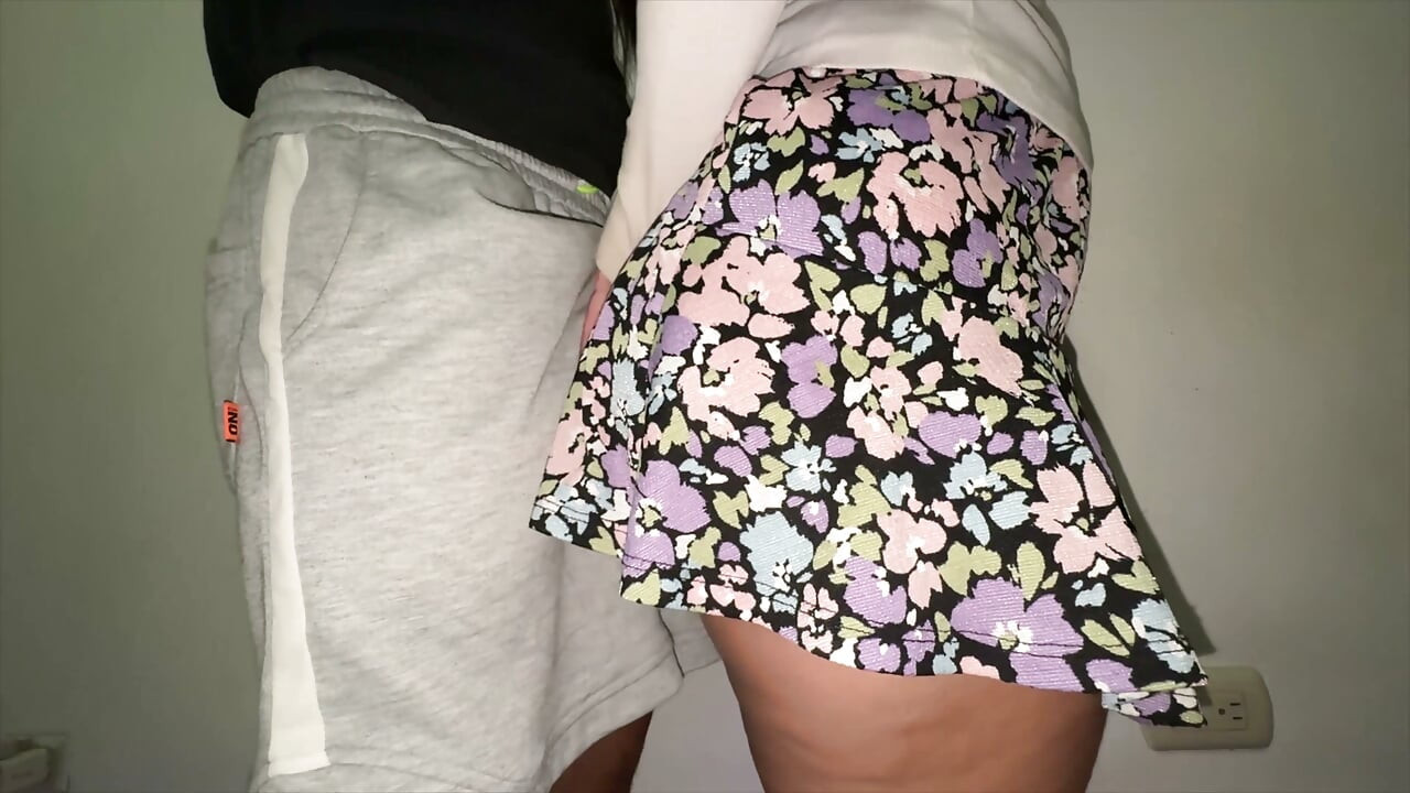 Mulher Desconhecida Toca O Pau De Um Estranho Em Público