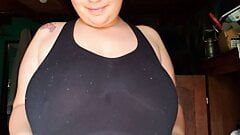 Prachtige zwangere latina tiener met grote borsten