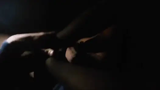 Arkadaşım bana arabada naylon ayaklarıyla ayakla muamele çekiyor