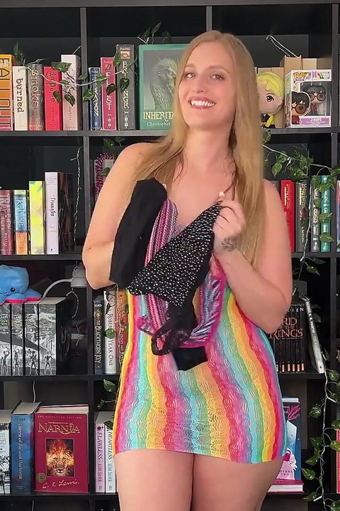 Probavanje prozirne mrežaste haljine