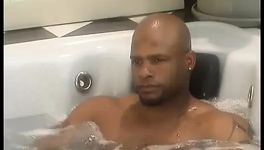 Schwarzer typ in der badewanne mit soda durch seine blondine fickt die muschi der schlampe