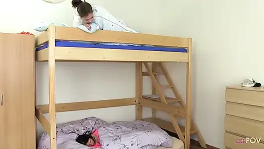 Brünette lesbisch und ihre aktuelle Aufgabe, ihren orgasmus für den Tag zu finden
