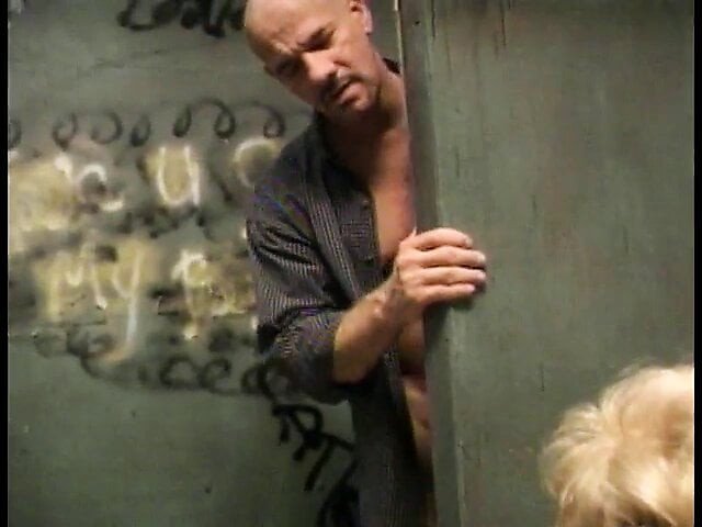 Schlampe MILF bekommt ihre Muschi vollgespritzt und ihre Muschi gefingert, dann fickt sie