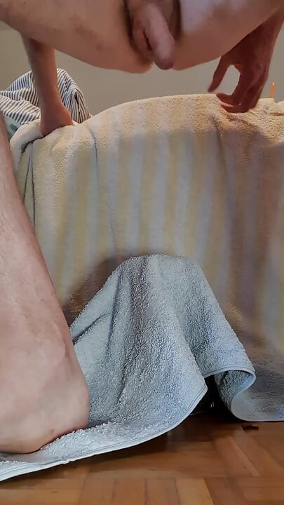 Eu agacho em uma série de garrafas pequenas. Macho anal inserção e porra