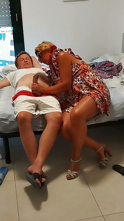 Prelepa kurva je izvukla svu spermu iz mog kurca u hotelu i iscedila ga do poslednje kapi.