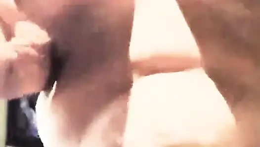 Der bauchnabel ist so eng, dass du ihn die ganze nacht ficken kannst