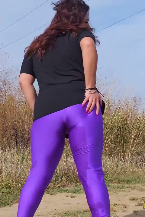 Fat girl desperate to pee outdoor wet her panties outdoor and smoke until they dry