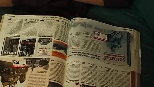 Одинокая телочка-брюнетка заполняет ее киску большим дилдо