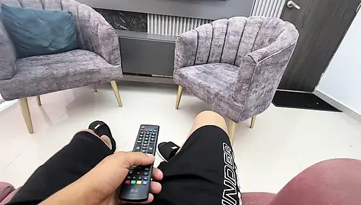 Ich entdecke, wie meine sexy latina-stiefschwester ihre finger reinsteckt und ich werde geil, bis ich am ende meinen ganzen schwanz in sie steckt.