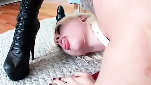 Blonde in latex licks a juicy shaved pussy and fucks it with dildo