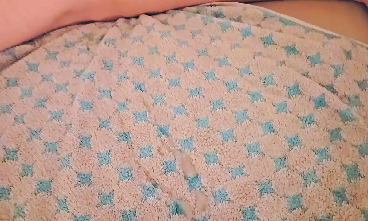 Quick cum on towel
