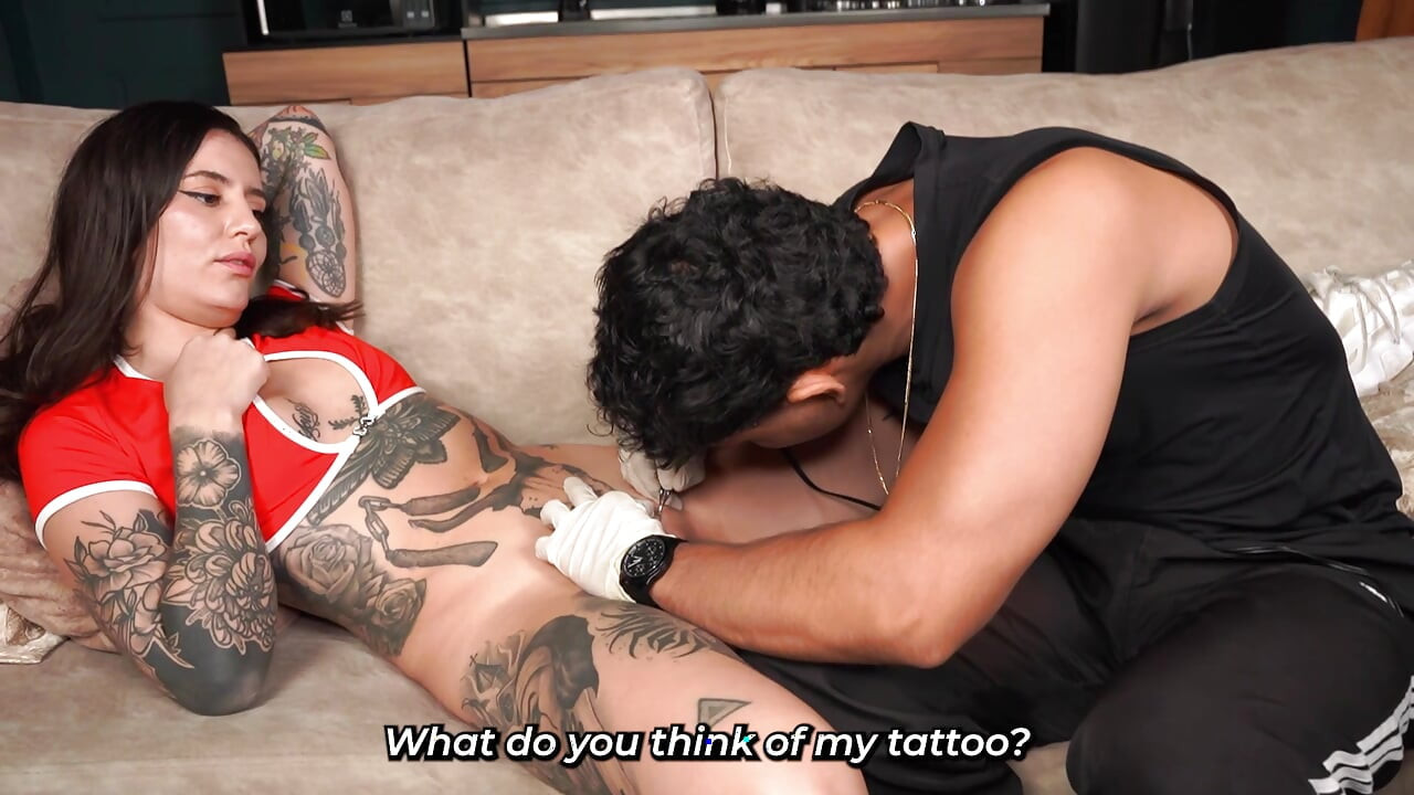 Grande tatuagem - mulher tatuada quer uma tatuagem na buceta dela. Adivinha o que acabou acontecendo?
