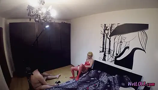 Sahne arkasında cama işiyor