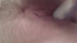 Жена мастурбирует с зубной щеткой