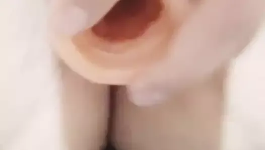 Зрелая снимает себя на видео, как она мастурбирует для своего любовника