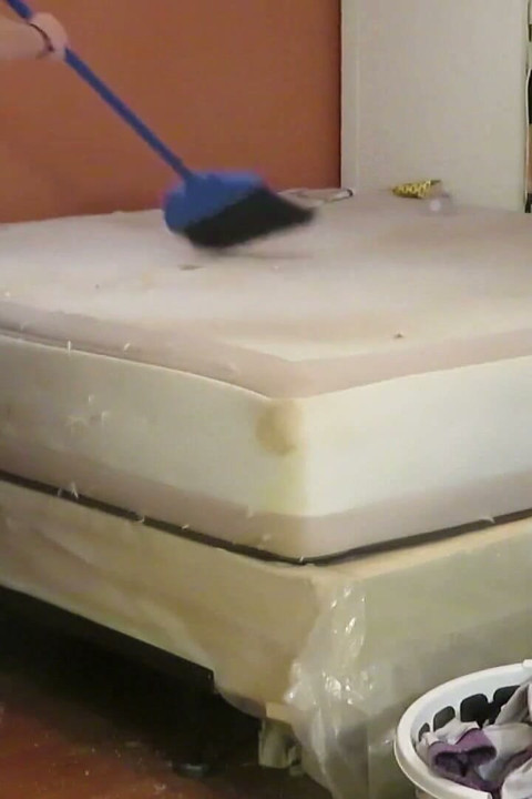 Üstsüz giyinip odamı temizliyorum