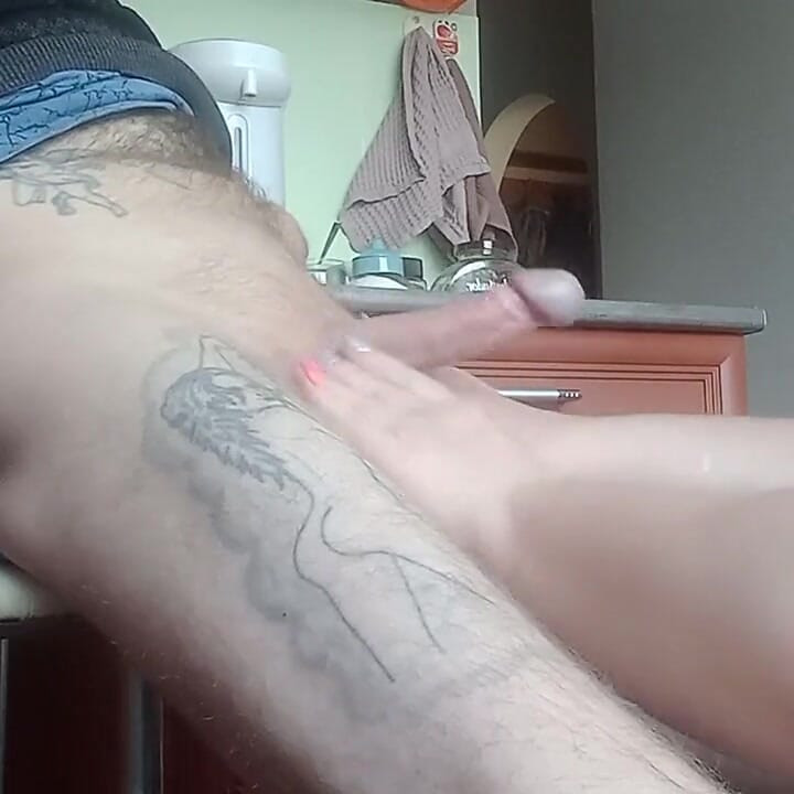 Een dikke vrouw trekt naakt mijn pik af tot een cumshot in de keuken