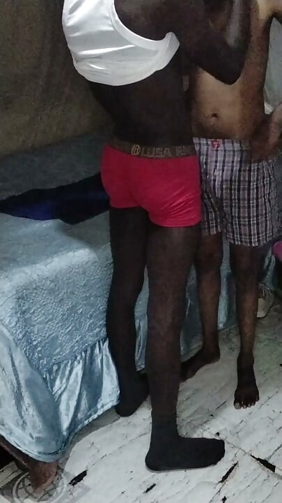我的肯尼亚直男朋友为了收回我欠他的部门而生性交了我