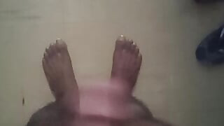 Jim wird spielen und seinen schwanz wichsen und wird eine große ladung explodieren