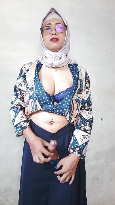 Hijab shemales met grote pikken masturberen totdat ze klaarkomt