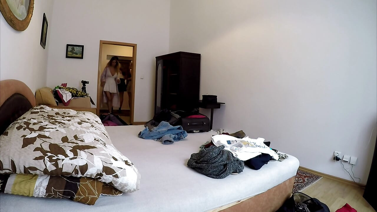 Amateur babysitter cam in meisjestoilet legt geen slipje vast
