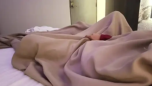 Грязная падчерица просыпается мокрой и начинает играть со своей киской, воображая, как ее отчим сосет ее.