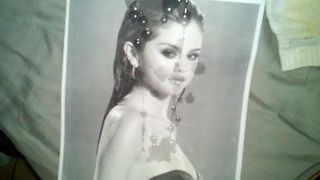 Selena Gomez вся мокрая