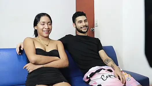 An einem ruhigen Nachmittag teile ich mir ein Zimmer mit meiner Stiefschwester und sie lutscht mir einen Schwanz