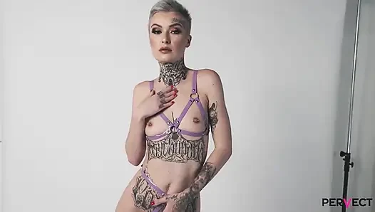 Tabitha Poison трахает все ее дырки огромным прозрачным дилдо!