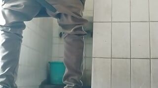 Ragazzo si masturba il suo enorme cazzo in bagno
