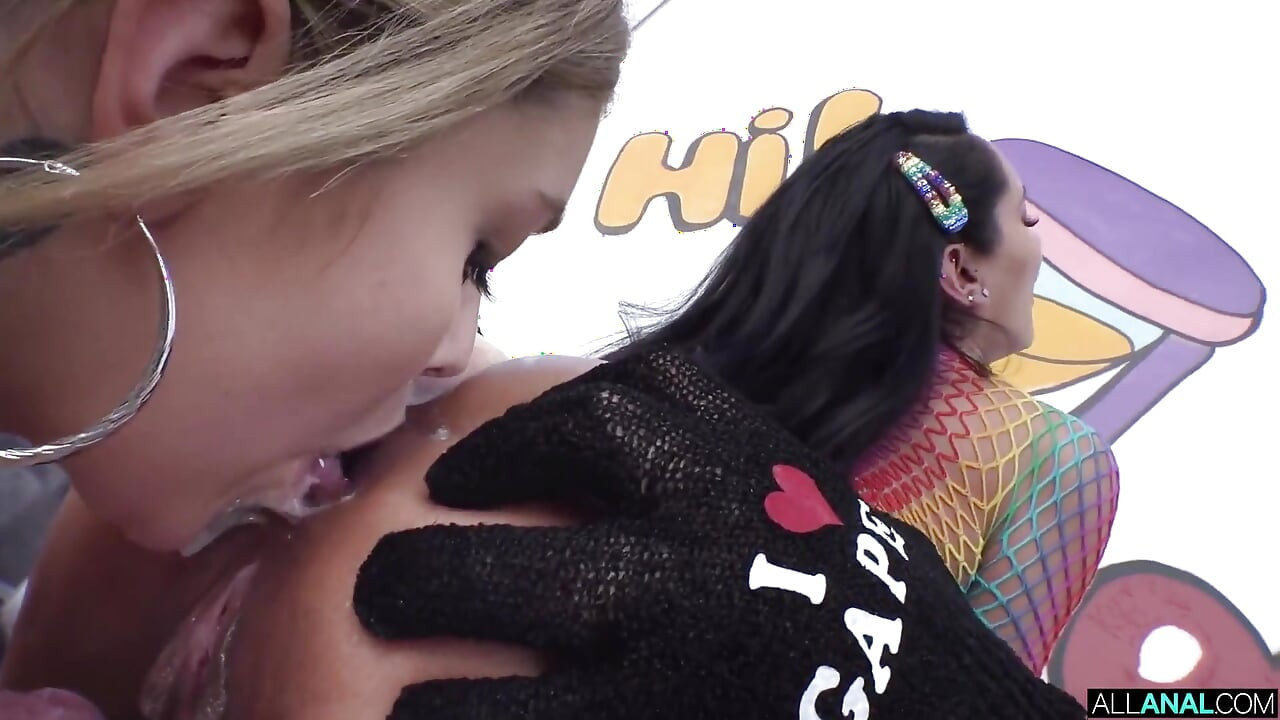 Kali Loves Chloe’s Ass