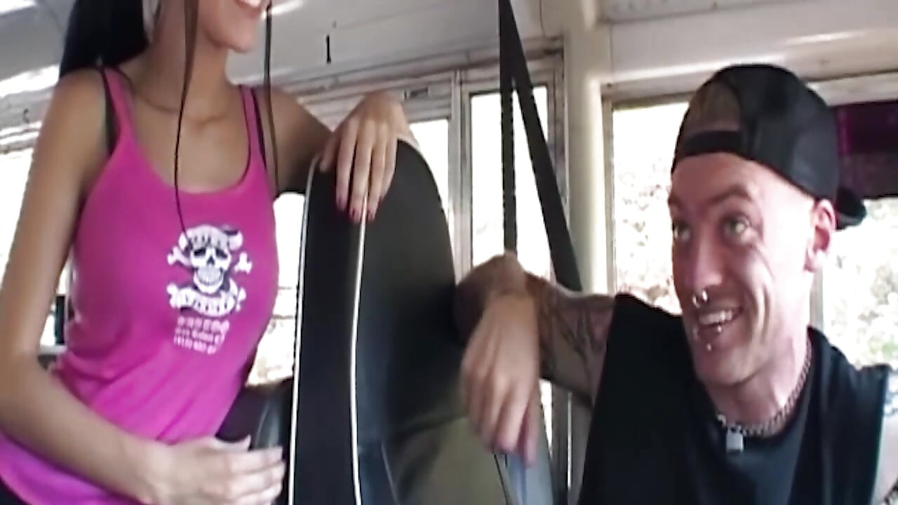 Tatuerad brunetts ångande buss fingrar och slickar session