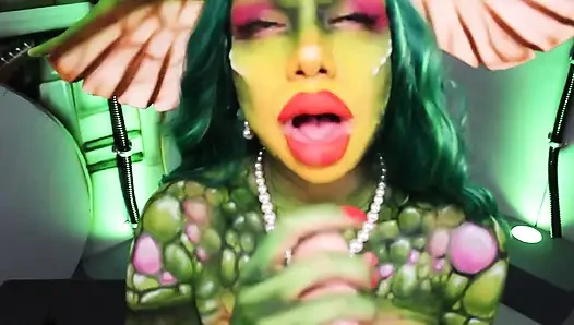 Gremlins | Canavar anne seni seviyor!! Greta Cosplay