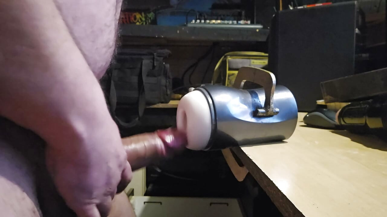 Mein sehr kleiner unbeschnittener schwanz wird riesig und kommt, während er spielzeug fickt