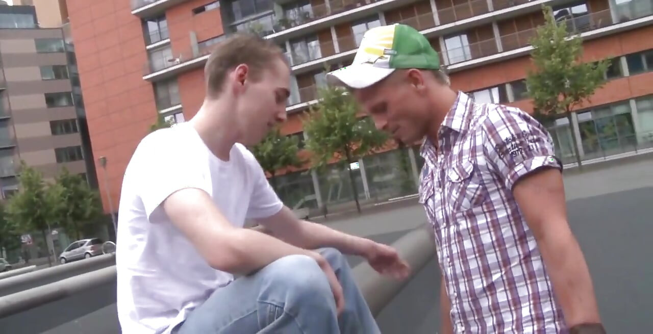 德国滑冰运动员男孩克里斯和马尔特在屋顶上渴望一个热辣的场合. 如果你进入金发德国twwinks, 未割包皮的鸡巴和热辣