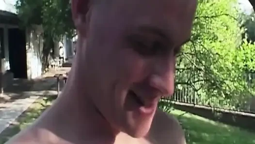 Tätowierte blonde MILf schlürft dicken schwanz im freien mit brünetter