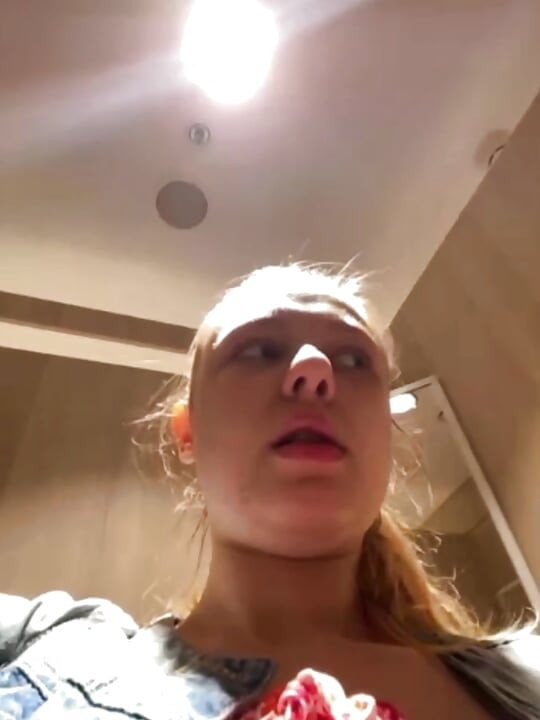 Public Squirting in the changing room with jucielussie