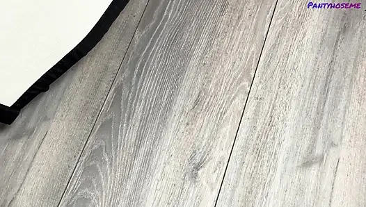 Langes streber-mädchen mit langen haaren wird von freund mit großem schwanz in ihrer glänzenden grauen strumpfhose geritten