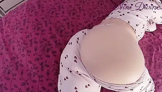 Моя сводная сестра позволяет мне эякулировать на ее большую тугую киску.