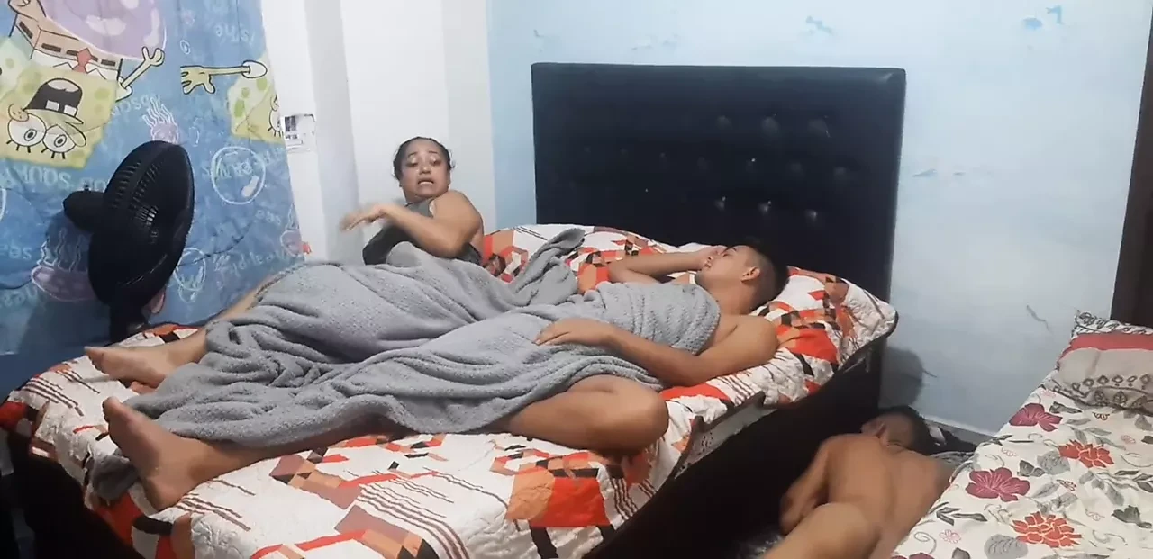 Îl fut pe soțul surorii mele vitrege în timp ce mama mea vitregă este în cameră