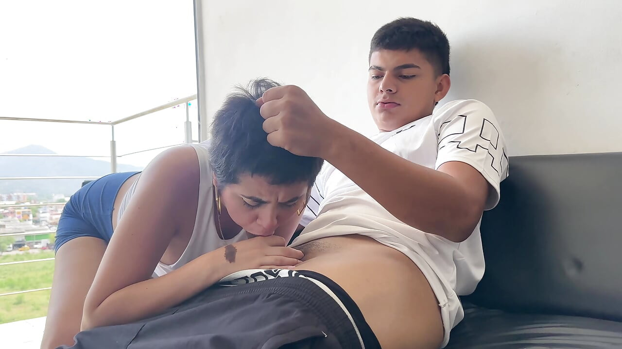Ma demi-sœur vierge sexy