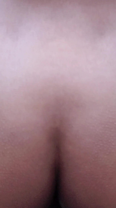 Awek berhijab menunjukkan pantat besar dan berkongkek keras | Klip 1