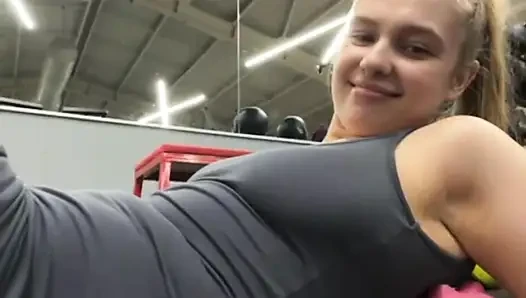 Jucielussie si gadis semok kulit putih lagi olahraga di gym