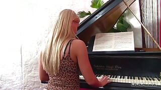 A szőke készen áll a baszásra a zongoraóra után