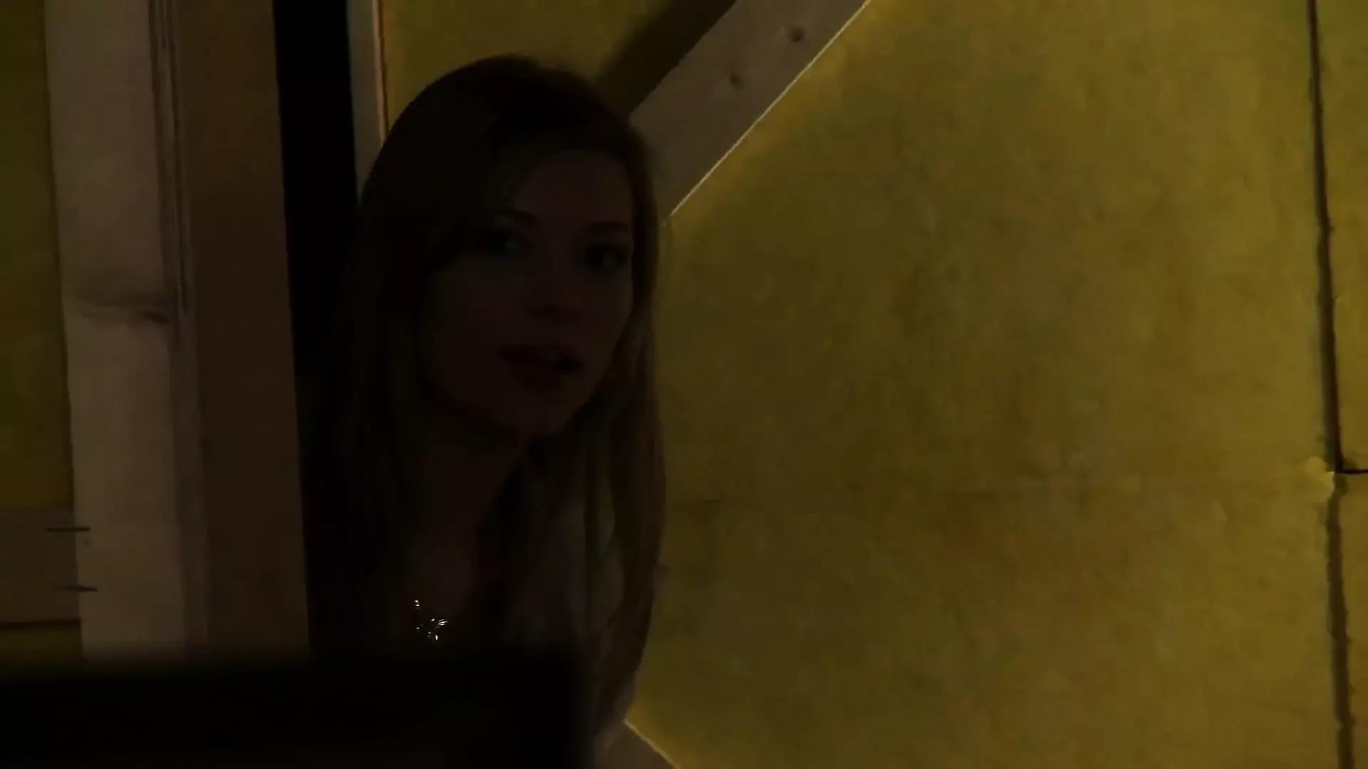 Nicole Ray pravi zavodljivu emisiju u vrelom poV susretu