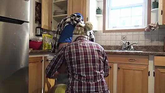 Temizlikçi hizmetçimi mutfakta günde 4 kez sikiyorum